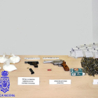 Bolsas con estupefacientes incautadas en la ‘Operación Aceitera’ junto a dos revólveres modificados y 450 proyectiles de diversa munición. CUERPO NACIONAL DE POLICÍA-CUERPO NACIONAL DE POLICÍA