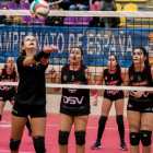 Las jugadoras del Sant Cugat esperan que el balón pase a su campo tras el toque de la rival.-PABLO REQUEJO