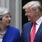 Donald Trump, presidente de Estados Unidos, y la primera ministra británica, Theresa May, durante su encuentro este martes en Downing Street.-ALASTAIR GRANT (AP)