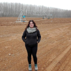 Ana Pastor Soria, joven agricultora de Santa María del Prado, en la finca del Canal de Almazán donde va a comenzar a cultivar patatas y cebollas.-CEDIDA