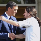 Pedro Sánchez recibe a Pablo Iglesias en la Moncloa el pasado 6 de septiembre.-DAVID CASTRO