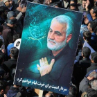 Miles de personas participan en el cortejo fúnebre de Soleimani en Kerman, su ciudad natal.-AFP /  ATTA KENARE