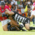 Jody Allen lucha por el mantener el oval a pesar del intento de placaje de Gonzalo Núñez.-J.M. LOSTAU