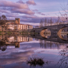 Vista de El Barco de Ávila y el puente de origen románico sobre el río Tormes.-L. P.