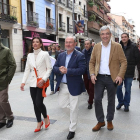 Garicano (D), Igea (I); y  Rivero (2D), pasean por la calle Mayor de Palencia.-ICAL