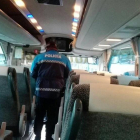 Un policía municipal de Valladolid realizando una inspección a un autobús escolar.-EUROPA PRESS