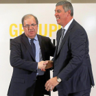 Juan Vicente Herrera saluda a José Vicente de los Mozos tras anunciar los nuevos planes el presidente de Renault.-J.M. LOSTAU
