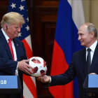 Momento en que Putin ofrece a Trump un balón del Mundial de Fútbol.-AFP / YURI KADOBNOV