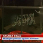 La bandera de Al Qaeda en una de las ventanas del café Lindt de Sidney.-Foto: REUTERS