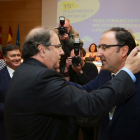 El presidente de la Junta, Juan Vicente Herrera, felicita al nuevo presidente de la Frmp, Alfonso Polanco, en presencia del saliente, Francisco Vázquez, en la XV Asamblea General de la FRMP.-Ical