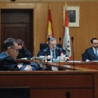 El acusado junto a su abogado y el letrado del coto de caza, durante el juicio celebrado en la Audiencia de Valladolid. - EUROPA PRESS