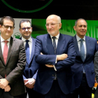El presidente de Mercadona, Juan Roig, en el centro, acompañado de directivos de su compañía.-REUTERS