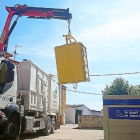 Un camión de la basura recoge los residuos del contenedor amarillo.