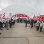 Trabajadores del sector hostelero se manifiestan frente a la Cúpula del Milenio.-ICAL