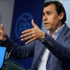 El vicesecretario general de organización del PP, Fernando Martínez Maíllo, en la rueda de prensa que ha ofrecido este lunes en la sede del partido.-JOSÉ LUIS ROCA