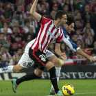 Viguera y Colotto luchan por el balón durante el Athletic Club-Espanyol de la última temporada.-E.M.