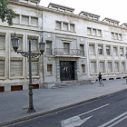 Edificio del Colegio El Salvador en la plaza San Pablo, eje de la propuesta municipal del Campus de la Justicia.-J. M. Lostau