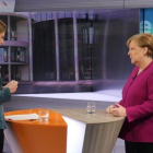 La cancillera Merkel en la entrevista con la periodista Bettina Schausten en la ZDF.-THOMAS ERNST / ZDF