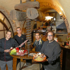 El jefe de cocina Javier Arnáez (derecha), junto al resto del equipo que lleva las riendas del establecimiento.-J.M. LOSTAU