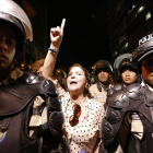 La esposa del alcalde Ledezman, Mitzy Capriles, protesta ante la comisaría en la que está detenido su marido.-Foto: AP / ARIANA CUBILLOS