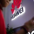 Logotipo de Huawei en una tienda de China.-