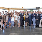 La plantilla de EL MUNDO DE CASTILLA Y LEÓN junto al presidente de Edigrup, José Luis Ulibarri, y la consjera delegada, Adriana Ulibarri, en un momento de la celebración del 25 aniversario.-P. REQUEJO