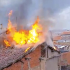 Las llamas alcanzaron el tejado de la vivienda colindante a la casa donde se originó el fuego.-EL MUNDO