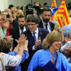 El president Puigdemont, tras la consellera Meritxell Borràs, a su llegada la míting en el Casino de l'Hospitalet-FERRAN NADEU