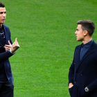 Cristiano Ronaldo (i) charla con Paulo Dybala en sobre el césped del Metropolitano.-AFP