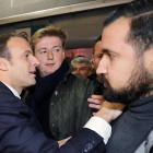Benalla (derecha) junto a Macron, en un acto en París, el pasado 24 de febrero. /-/ .44424125 (REUTERS)