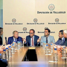 Minsagit Shakirov, Víctor Alonso y Guzmán Gómez ayer, junto a representantes de Tartaristán.-EL MUNDO
