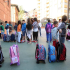 Escolares camino de sus respectivas aulas en el colegio Pedro Gómez Bosque de Valladolid el primer día de clase.-ICAL