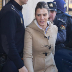 Imagen de la viuda llegando a la Audiencia de León.-ICAL