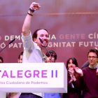 Iglesias saluda ante la mirada de Errejón tras abrir la asamblea de Podemos.-JUAN MANUEL PRATS