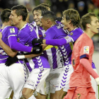 Los jugadores del Valladolid celebran uno de los siete goles que le metieron al filial del Barcelona-J. M. LOSTAU