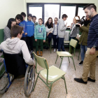 El presidente de Aspaym Juventud de Castilla y León, Víctor Núñez, presenta en León el proyecto 'Ponte en mis zapatos' para promover la normalización de la discapacidad-Ical