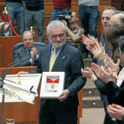El director de la RAE, Darío Villanueva, sostiene la Medalla de Oro.-J. M. LOSTAU