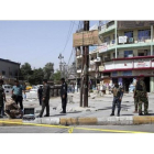 Varios policías inspeccionan el lugar donde se produjo otro atentado terrorista en Bagdad, el pasado 27 de septiembre, en el que murieron 15 personas.-AHMED JAL