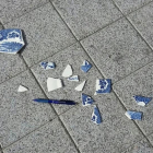 Restos del plato de porcelana sobre la acera.-EUROPA PRESS