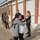 La directora del colegio de Torrecilla de la Abadesa, abraza a la única alumna, Ángela, al finalizar la clase del último día del colegio / ICAL
