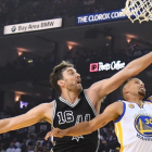 Pau Gasol intercepta con un tapón un intento de penetración de Stephen Curry en el partido Golden State Warriors-San Antonio Spurs que abría la nueva temporada de la NBA.-KYLE TERADA