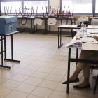 Miembros de una mesa electoral esperan la llegada de votantes en un colegio del este de Jerusalén.-MAHMOUD ILLEAN (AP)