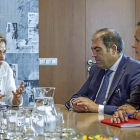 Rosa Valdeón junto con Lorenzo Amor, presidente de ATA,  durante la reunión mantenida ayer.-ICAL