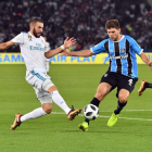 Benzema pugna por un balón.-/ KARIM SAHIB (AFP)
