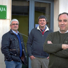 Alonso (dcha.), ayer, tras la victoria en las elecciones, en la oficina de Rioseco con el vocal de su directiva Santos Argüello (izda.) y un técnico de Asaja.-MIGUEL Á. SANTOS (PHOTOGENIC)