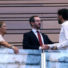 Javier Maroto (PP), Teresa López y Fran Díaz (PSOE), se saludan tras ser elegidos senadores por la Comunidad-ICAL