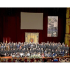 Foto de familia de los homenajeados y premiados en la Fiesta de la Policía Municipal 2016 celebrada ayer en un abarrotado Teatro Calderón. -P. REQUEJO