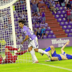 Iban Salvador marca el primer gol del partido, con el portero Dani Hernández y el lateral Luis Pérez en el suelo.-J.M. LOSTAU