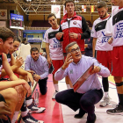 Paco García da instrucciones a su equipo en el último partido.-J.M.LOSTAU
