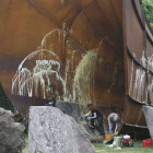 Daños en la escultura 'Dirty Corner', bautizada por la prensa francesa como 'La vagina de la reina'.-Foto: Michel Euler / AP / MICHEL EULER